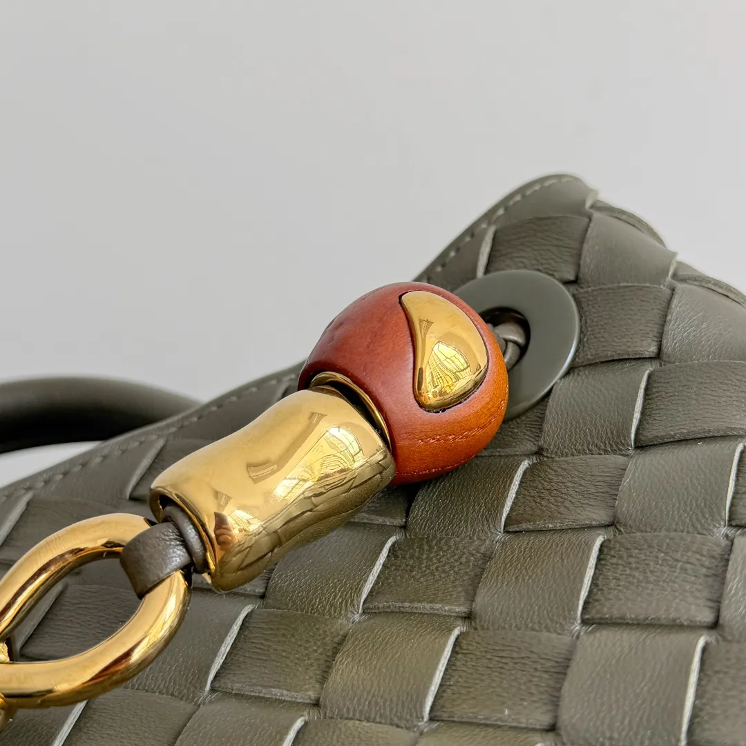 The new Andiamo batch of 3060 BV is shipped‼ ️The classic intercciato weaving process is used to create a soft bag, the metal knot is made of micro-cast aluminum using jewelry technology🪢, and the decorative beads are made of metal and hand-polished oak, allowing you to jump repeatedly between elegance and fun💃, making it unpredictable. Classic and versatile, it shows off your temperament, and the bag has a large capacity, making it very convenient for daily commuting! It has a variety of carrying methods, the shoulder straps can be adjusted by yourself, the original lambskin feels soft and delicate, and the unisex style breaks gender boundaries and brings a more practical and long-lasting use experience. The Andiamo, which has both elegant and casual styles, perfectly interprets the "fashionable old money style". Style number: 743568+wood hardware Color: dark mustard Size: 25*22*10.5cm